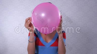 前面的女孩拿着气球。 球吹，女孩真诚地笑。 4K慢慢